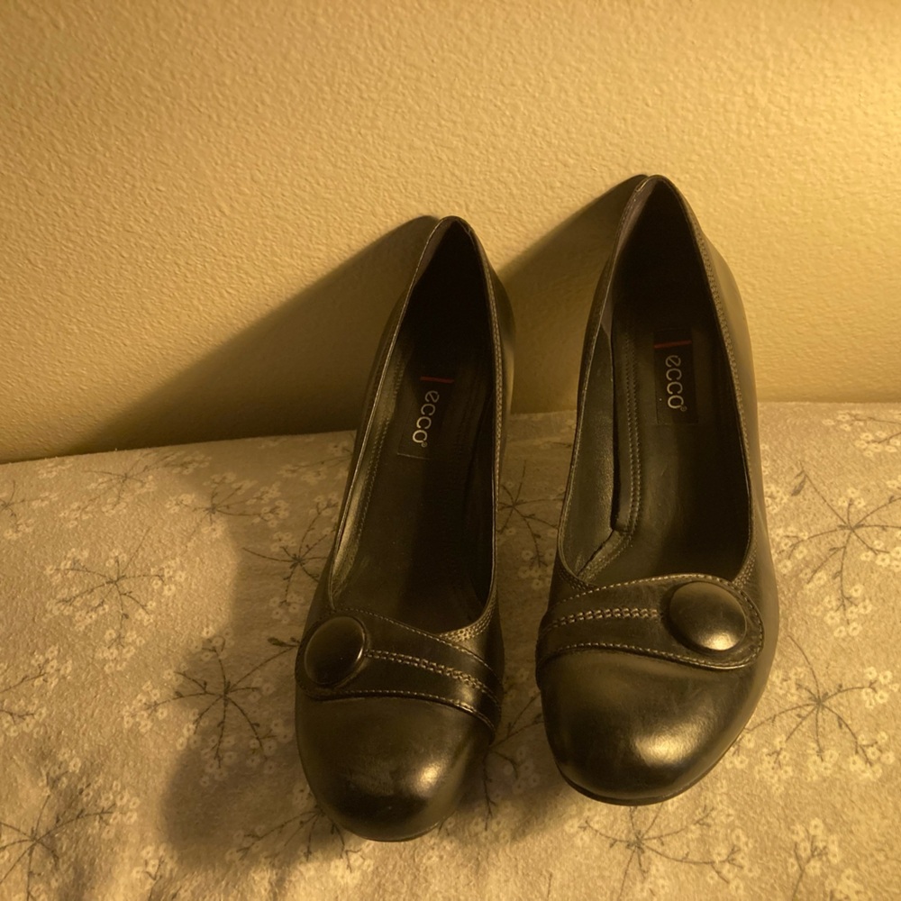 Used Ecco’s Women Dress Shoes in Black Size 9
